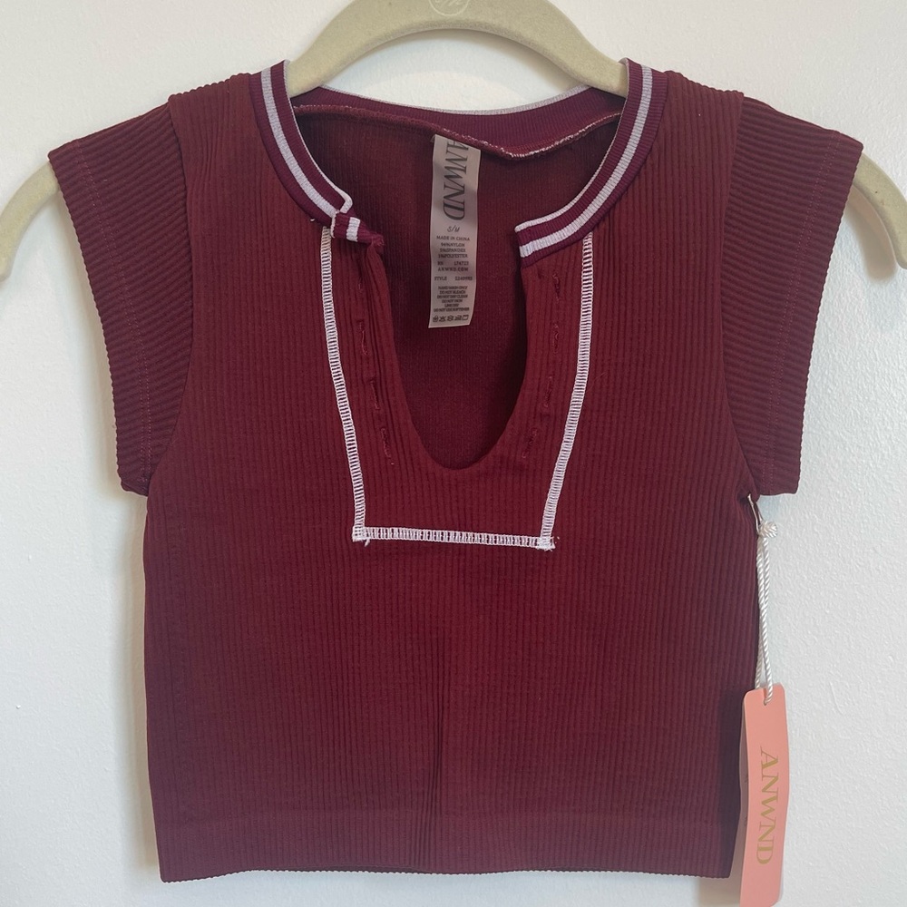 Anwnd Rib Knit Silky Collegiate Soft Burgundy Crop Short Sleeve Top Size S/M NWT